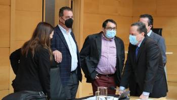 El presidente departe con miembros de la Comisión